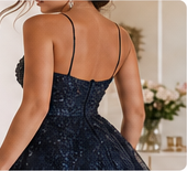 Vestido azul escuro de gala.