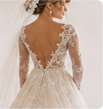 Noiva com vestido de renda visto de costas.